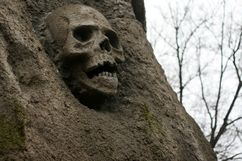 Illustration for article titled Inside the Ghostly Remains of Budapest's Condemned Amusement Park